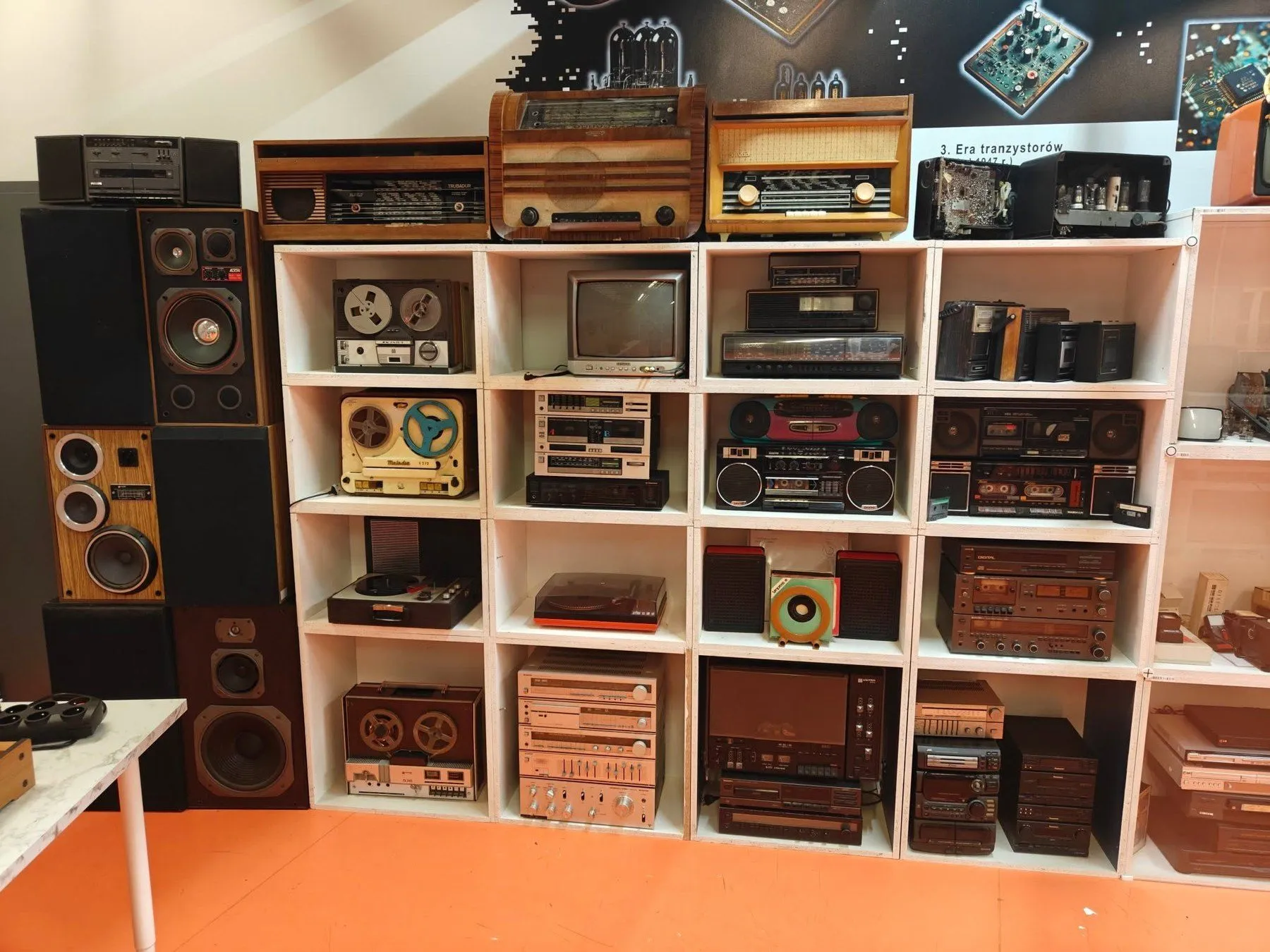 Ściana sprzętu audio: radia lampowe, magnetofony szpulowe, wieże Hi-Fi i boomboxy